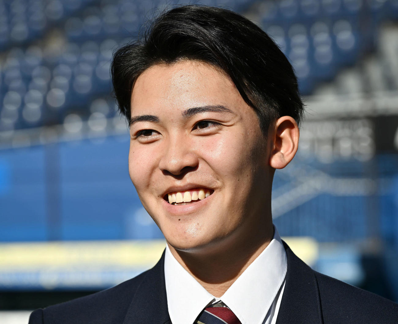 ZOZOマリンスタジアムを訪れ取材に応じるロッテドラフト4位の幕張総合・早坂（撮影・滝沢徹郎）