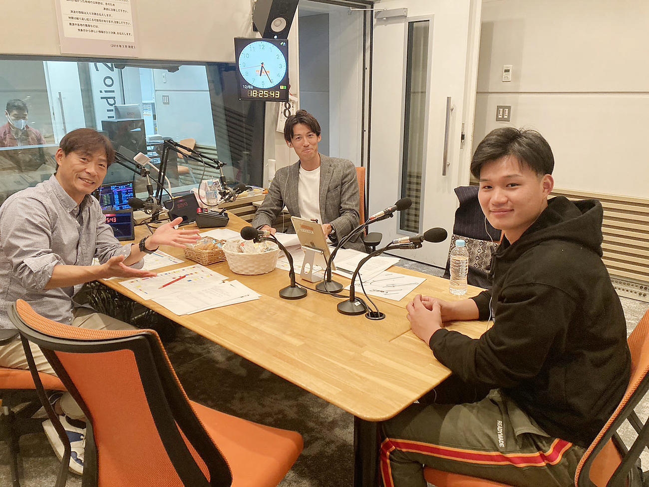 ABCラジオ「ラジオで虎バン！」に出演した阪神森下（右）。左は桧山氏（球団提供）