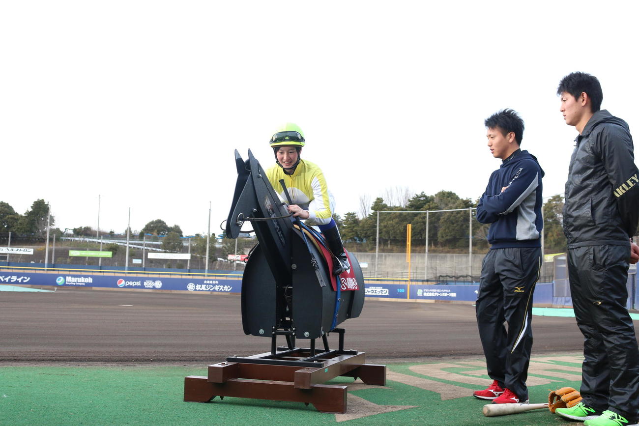 藤田騎手候補生に手本を見せてもらう（左から）日本ハム平沼と姫野（2016年1月21日撮影）