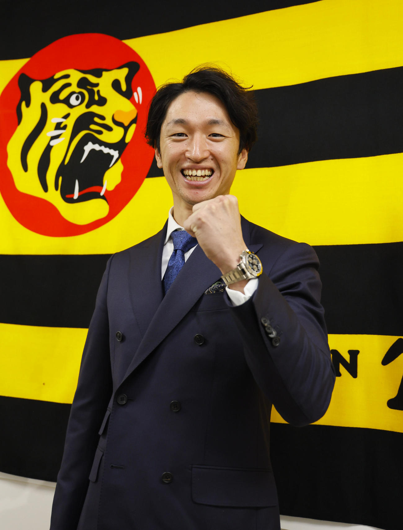 契約更改を終え、ポーズをとる近本（撮影・藤尾明華）