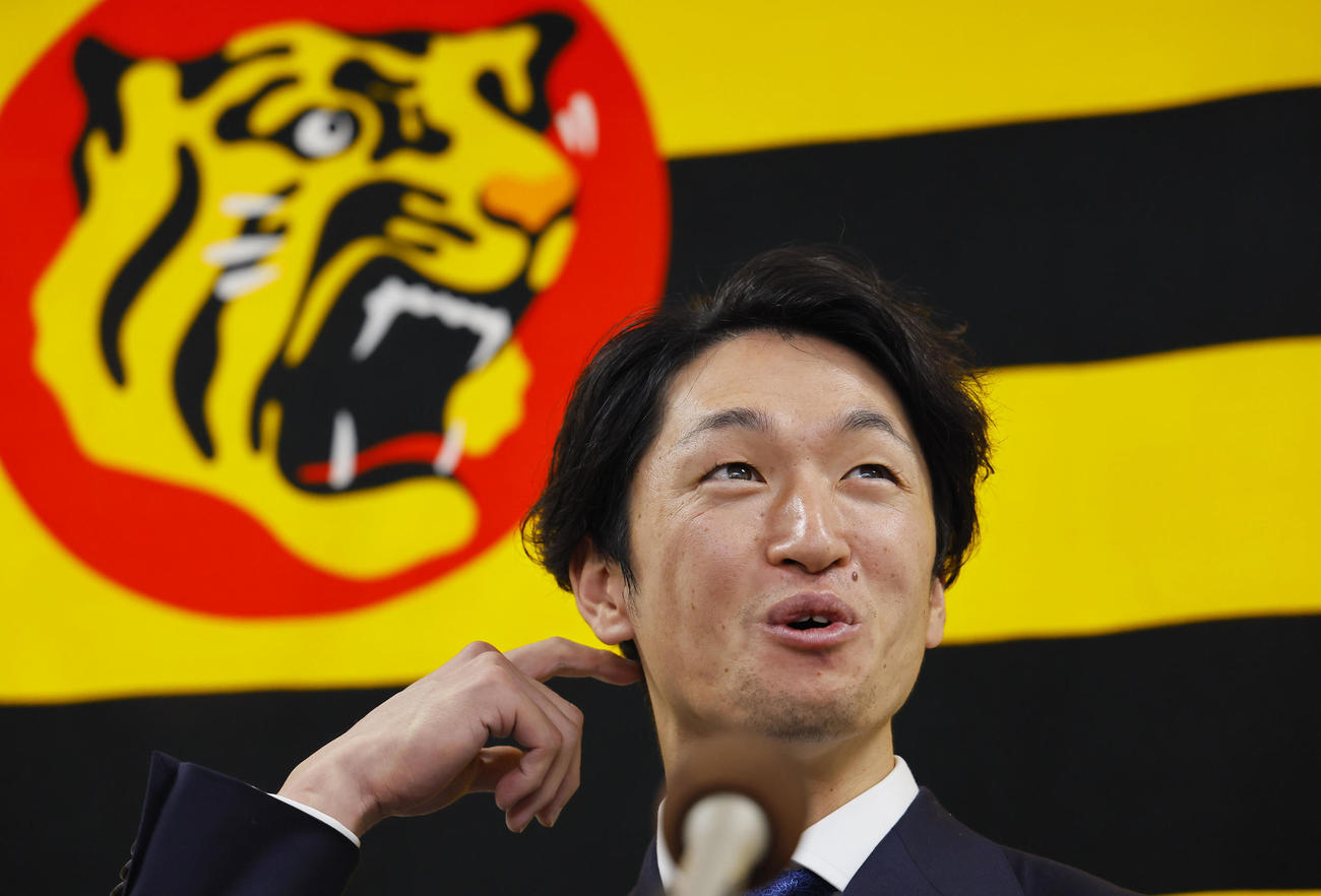 契約更改を終え、記者会見する近本（撮影・藤尾明華）
