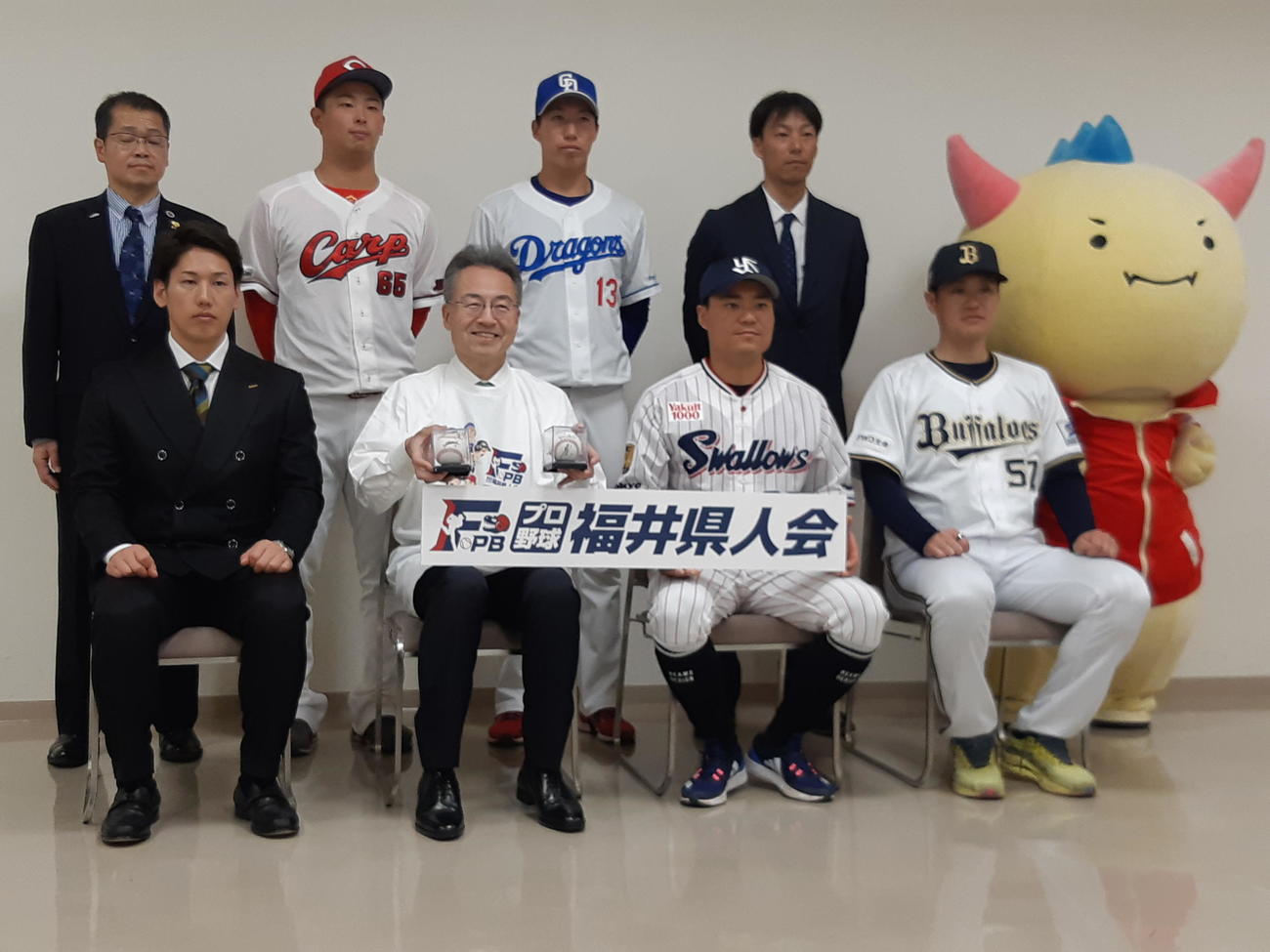 プロ野球福井県人会発足で撮影に応じる（1列目左から）レッソックス吉田正、杉本知事、ヤクルト中村、オリックス山田、（2列目左から）福井県・猪嶋局長、広島玉村、中日橋本、県人会・稲井田事務局長（撮影・寺尾博和）