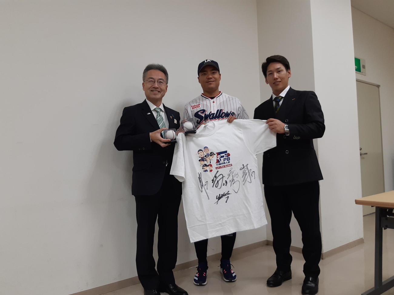 プロ野球福井県人会発足で、記念撮影に収まる福井県・杉本知事（左）とヤクルト中村、レッドソックス吉田正（撮影・寺尾博和）