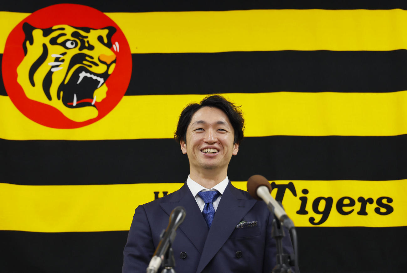 契約更改を終え、記者会見する近本（撮影・藤尾明華）