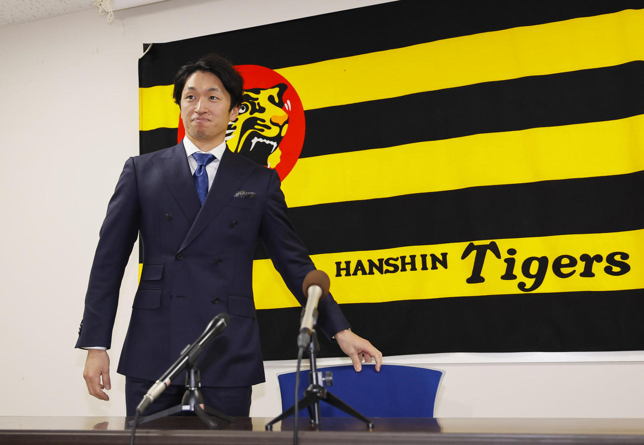 契約更改を終え、記者の席に着く近本（撮影・藤尾明華）