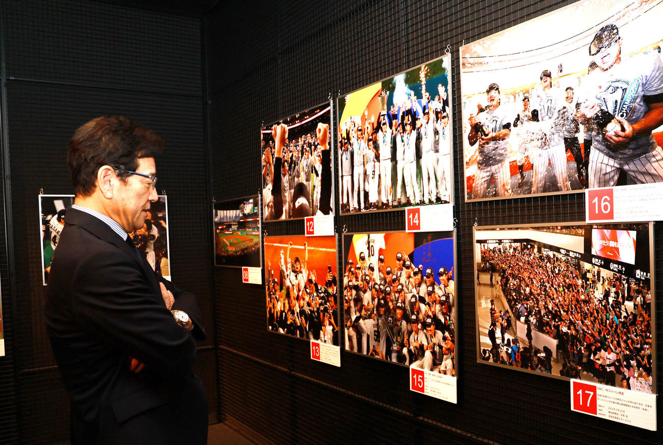野球殿堂博物館で始まった「野球報道写真展」を訪れた侍ジャパン前監督の栗山氏（撮影・野上伸悟）