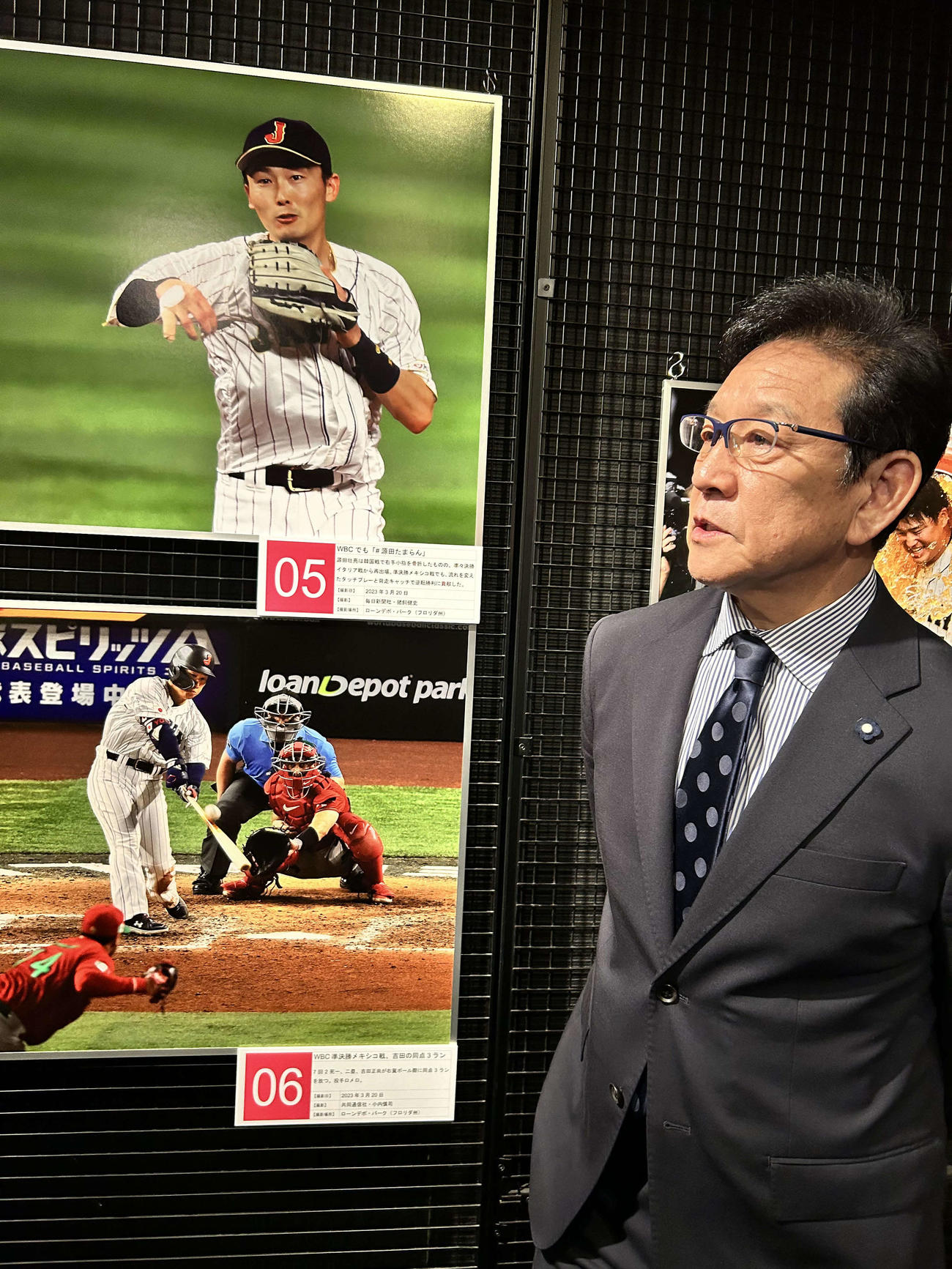 源田の写真を前に思いを語る栗山氏（撮影・古川真弥）