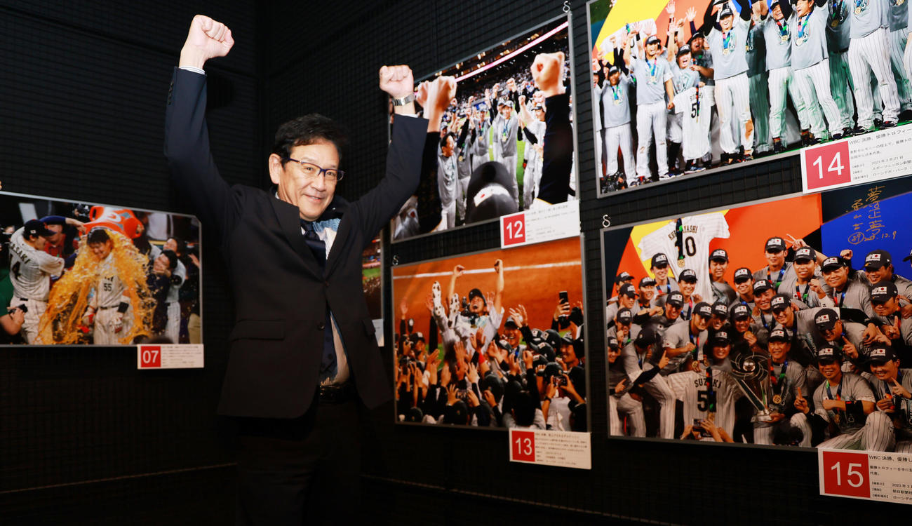 野球殿堂博物館で始まった「野球報道写真展」を訪れ、WBCでの自らの写真の前で万歳する侍ジャパン前監督の栗山氏（撮影・野上伸悟）