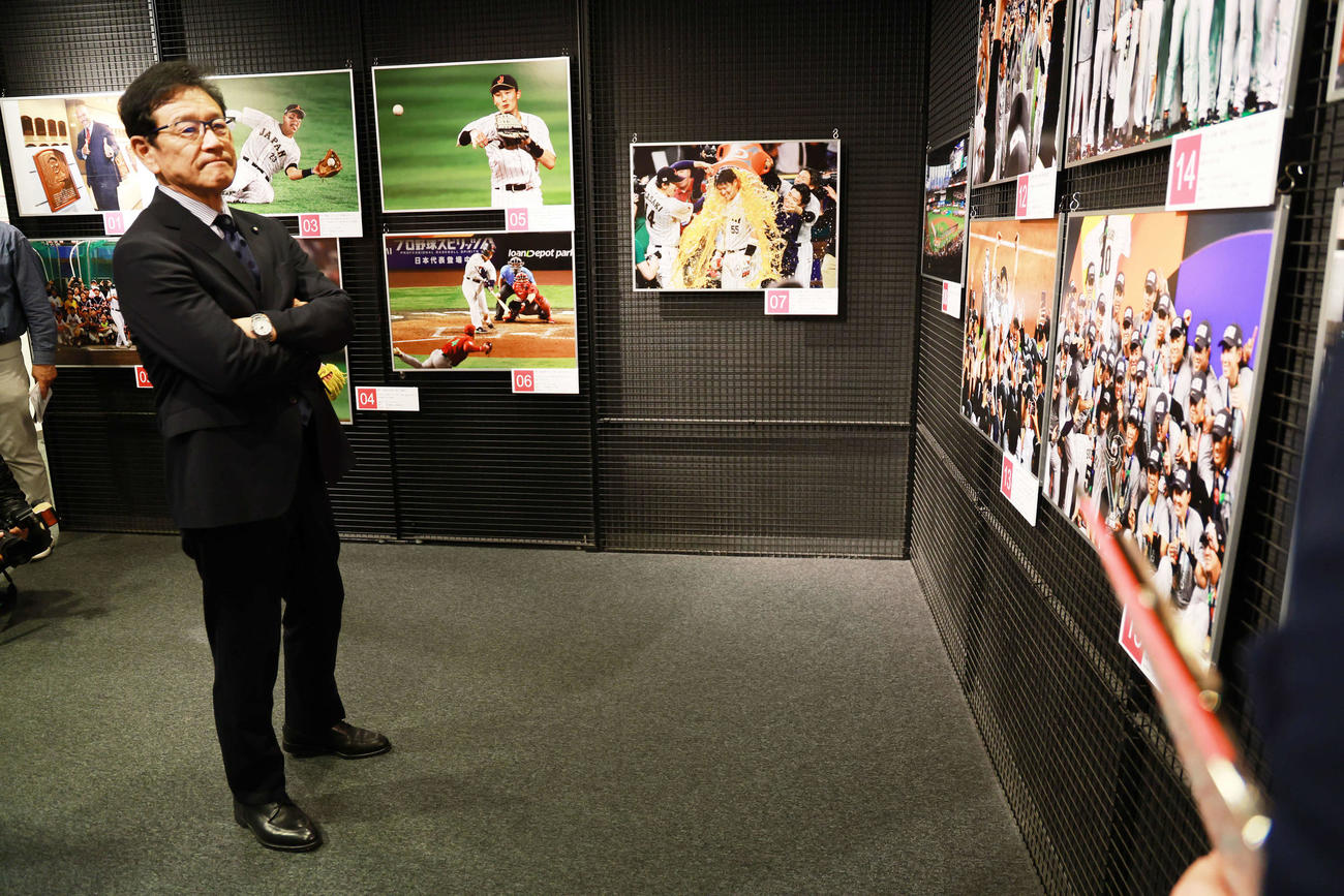 野球殿堂博物館で始まった「野球報道写真展」を訪れた侍ジャパン前監督の栗山氏（撮影・野上伸悟）