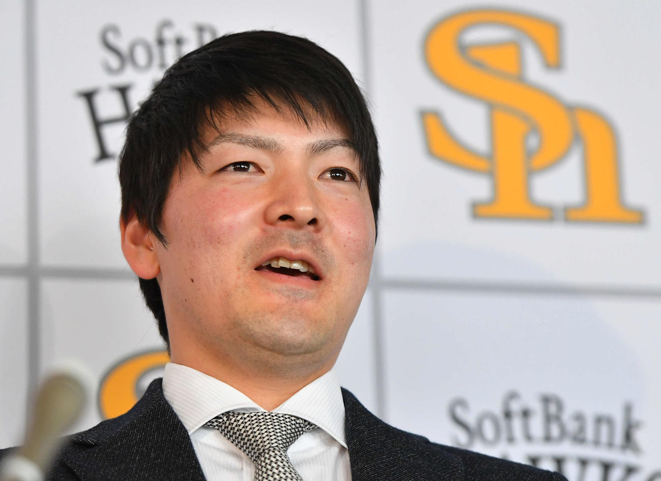 契約更改を終えて会見を行う有原（撮影・岩下翔太）