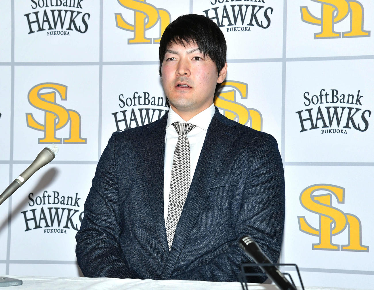 契約更改を終えて会見を行う有原（撮影・岩下翔太）