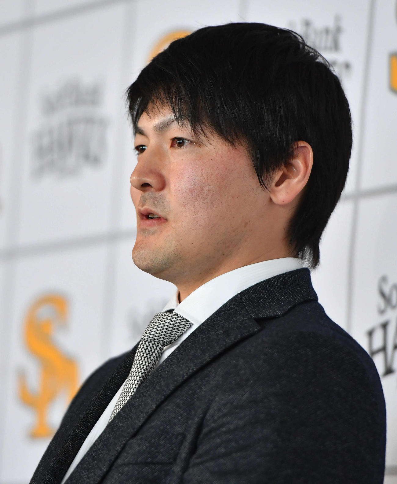 契約更改を終えて会見を行う有原（撮影・岩下翔太）