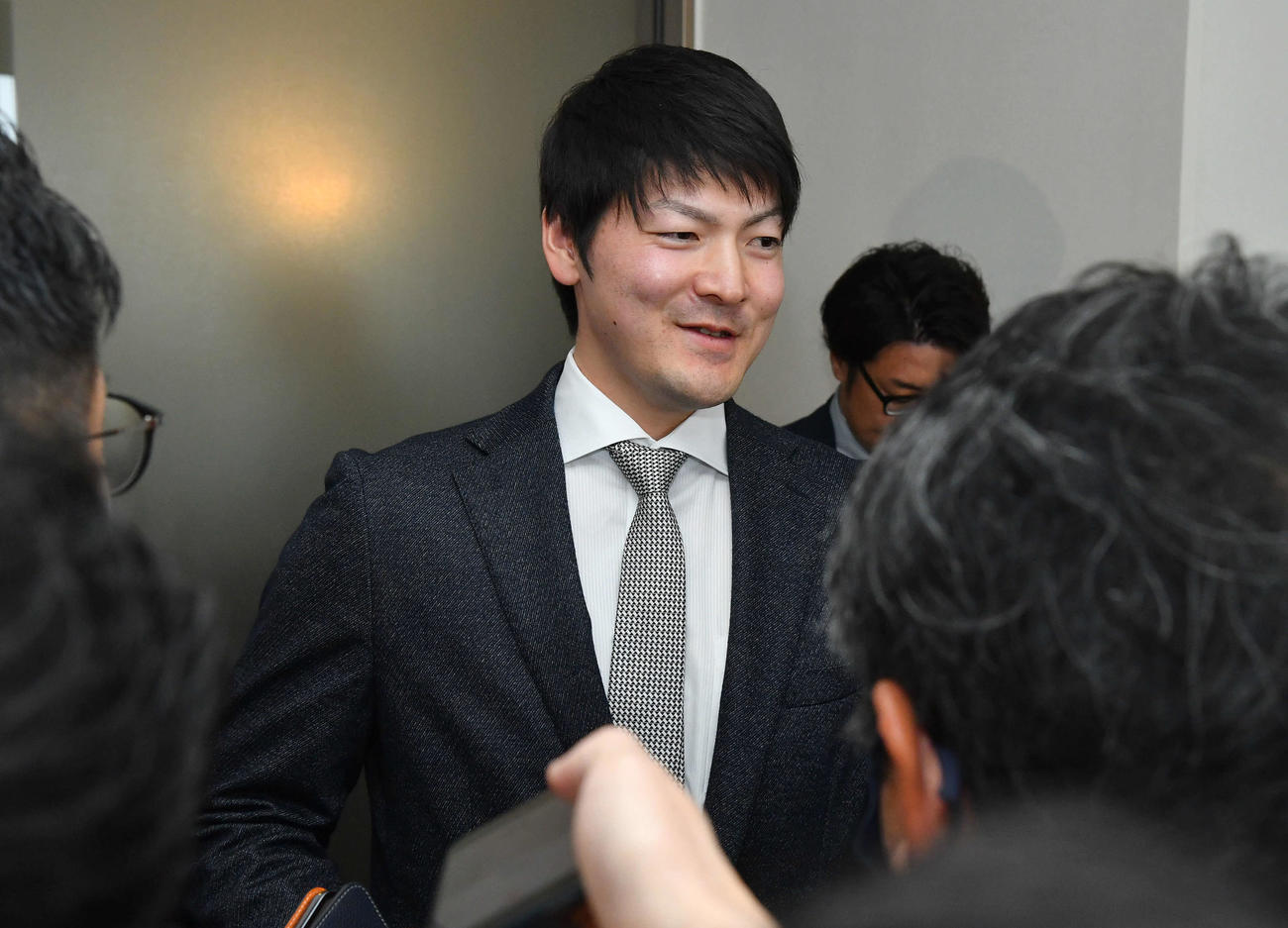 契約更改後の会見を終えて囲み取材を受ける有原（撮影・岩下翔太）