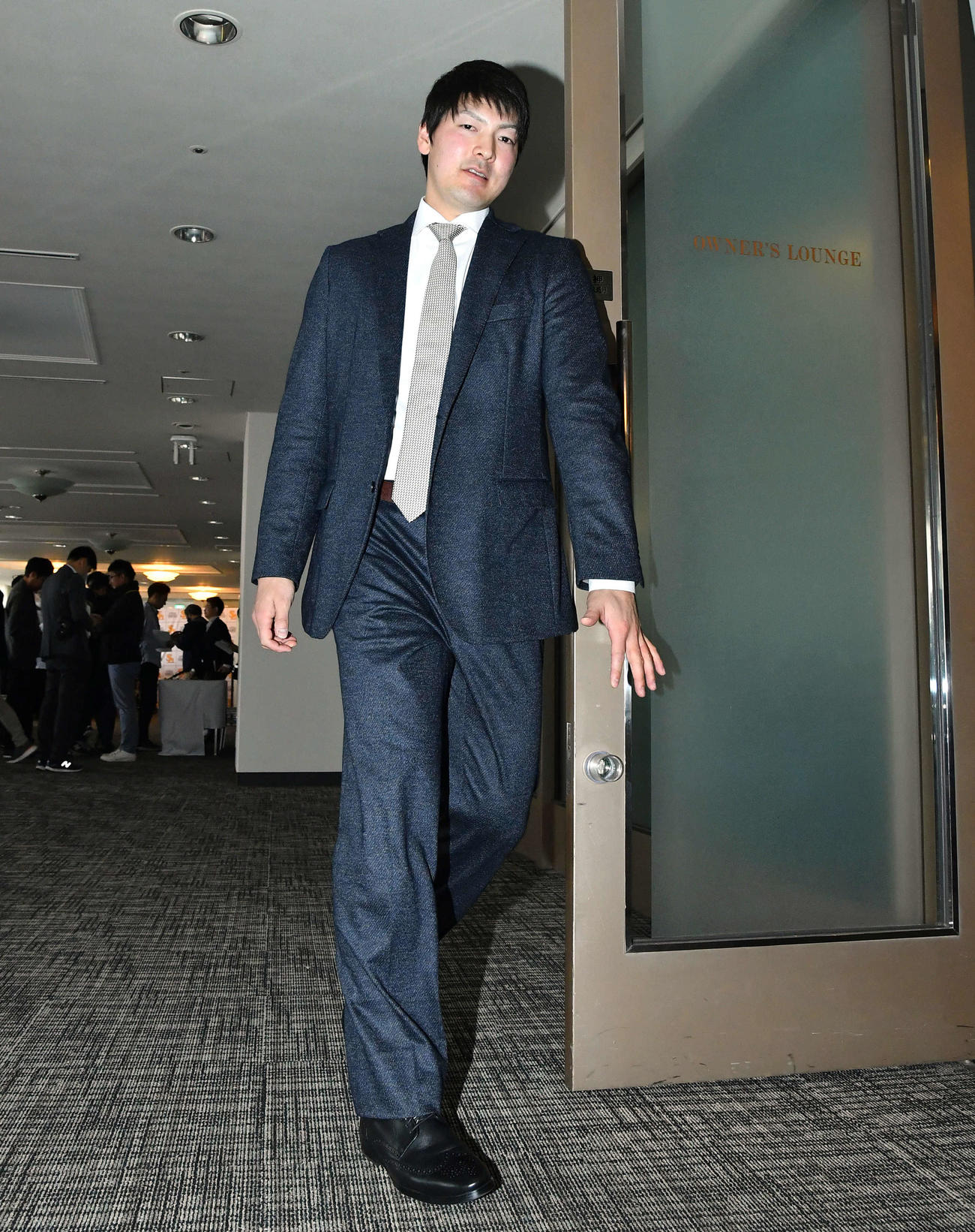 契約更改後の会見を終えて引き揚げる有原（撮影・岩下翔太）