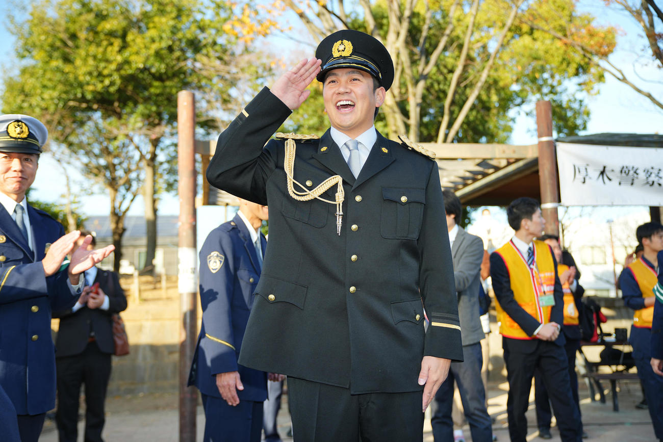 厚木警察署一日署長を務め笑顔を見せるDeNA山崎（撮影・垰建太）