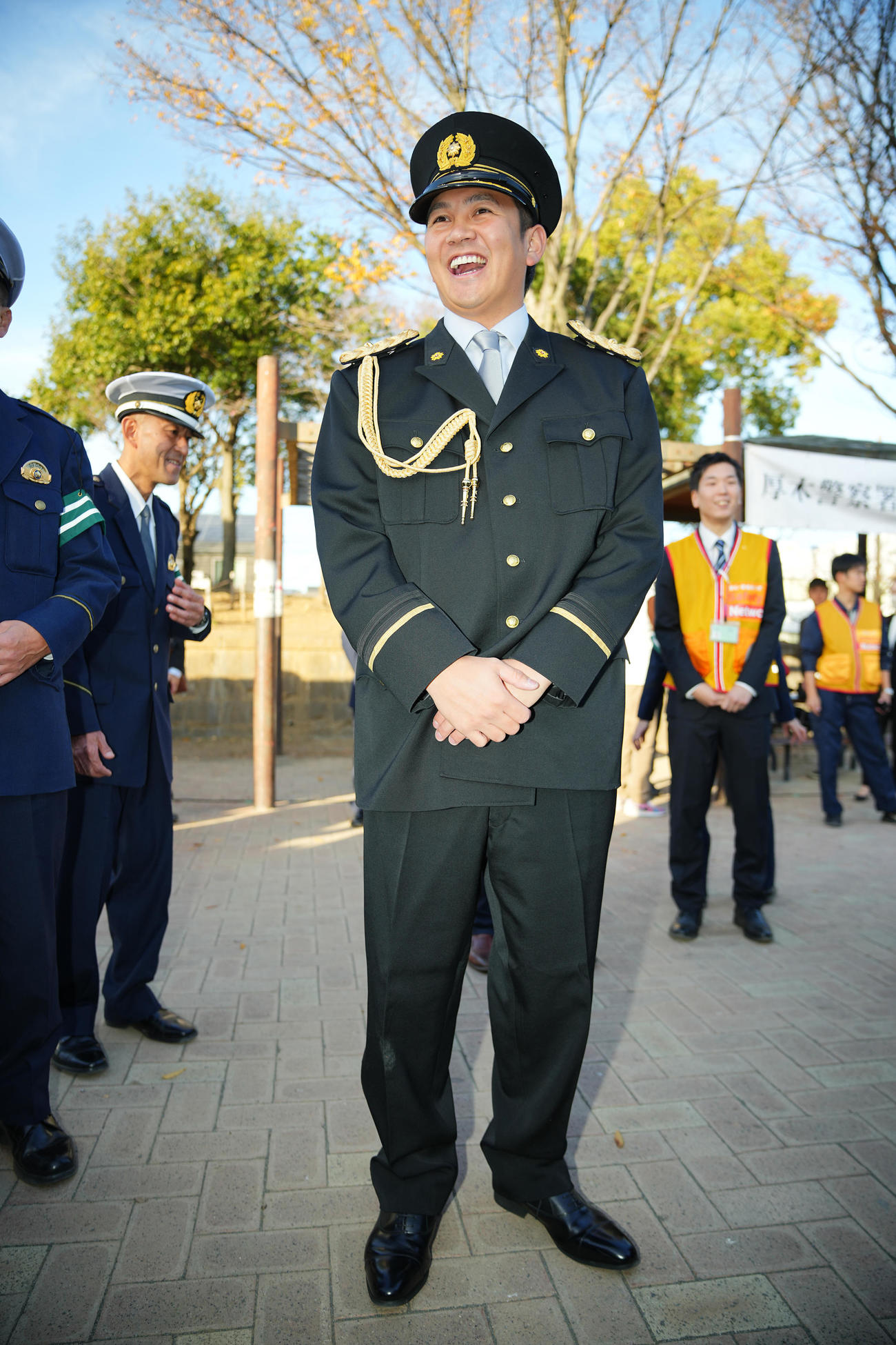 厚木警察署一日署長を務め笑顔を見せるDeNA山崎（撮影・垰建太）