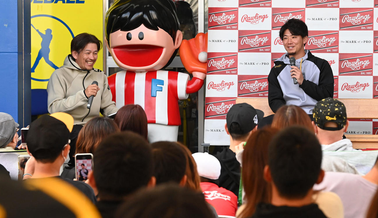 笑顔でトークショーを行う伊藤将（撮影・前岡正明）