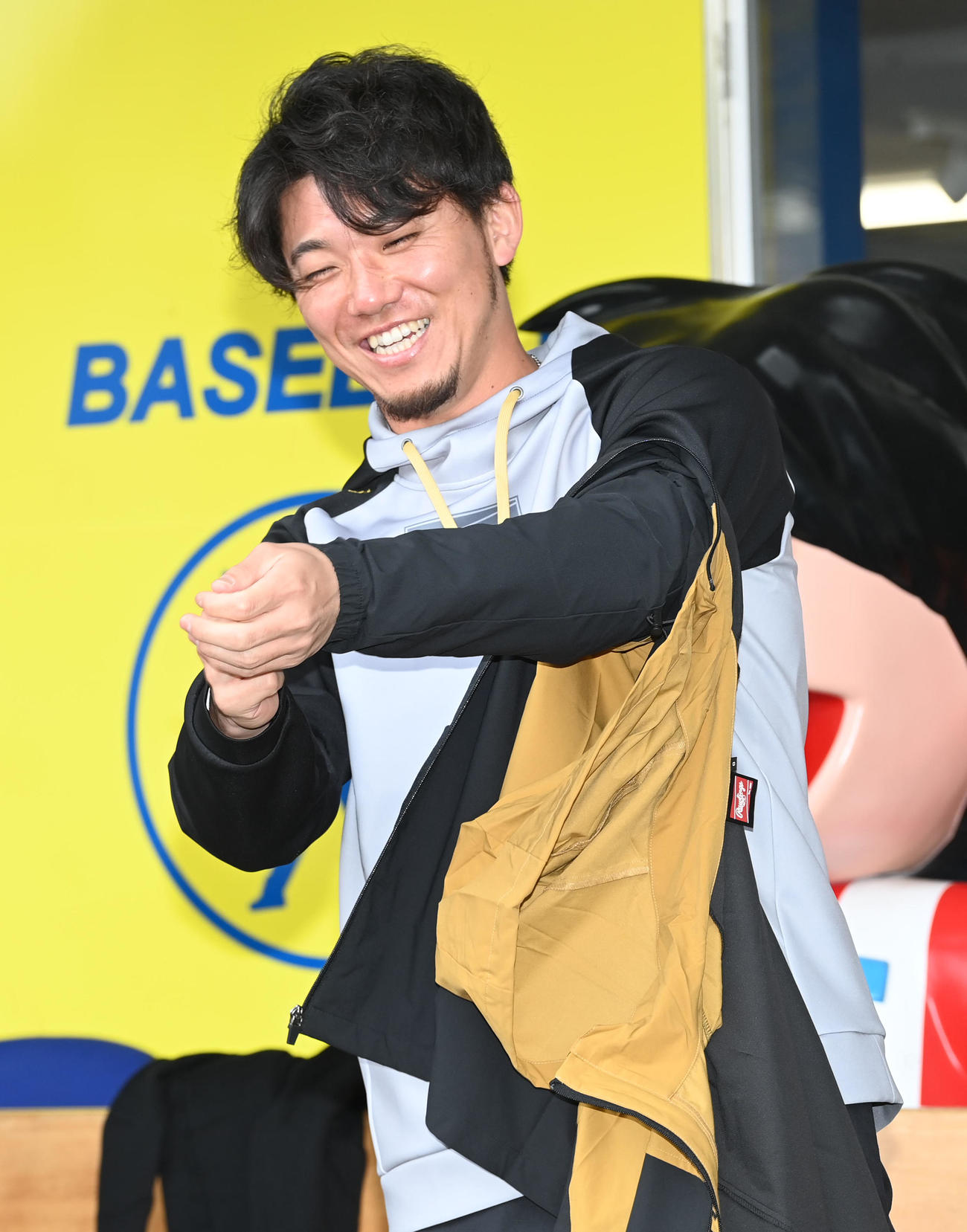 プレゼントする商品を試着する伊藤将（撮影・前岡正明）