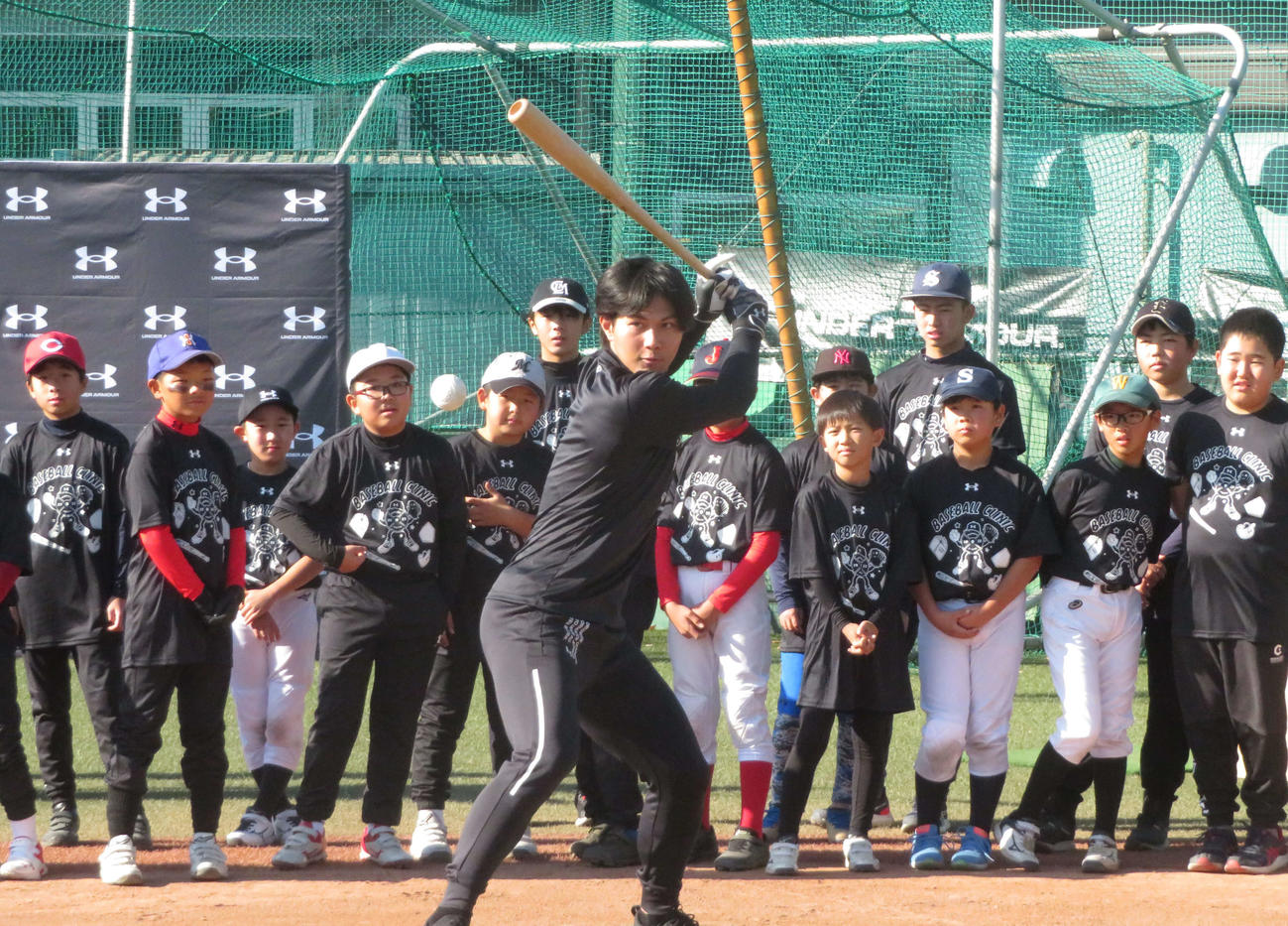 子どもたちの前でロングティーを見せるロッテ藤原（撮影・金子真仁）