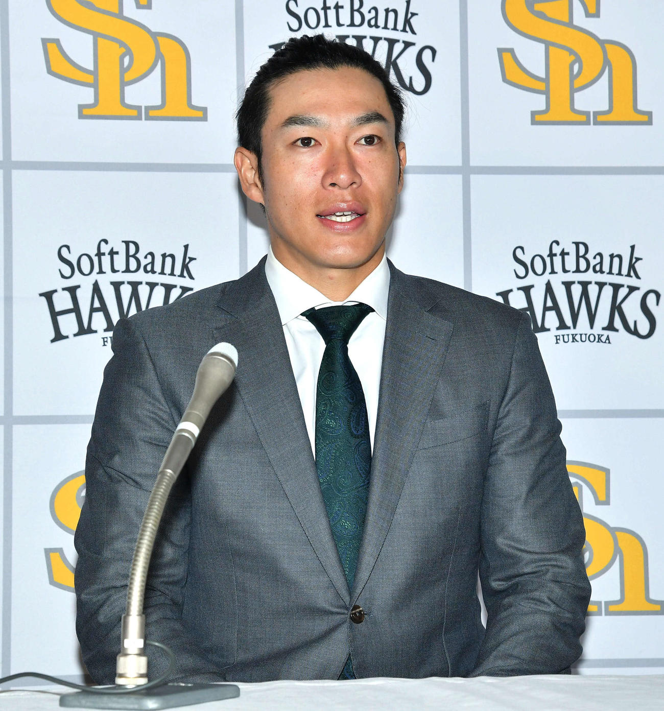 契約更改を終えて会見を行う柳田（撮影・岩下翔太）