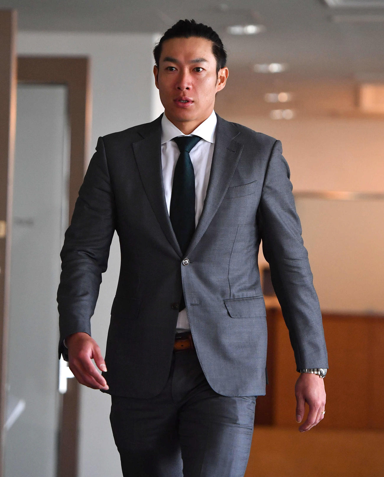 契約更改を終えて会見場に入る柳田（撮影・岩下翔太）
