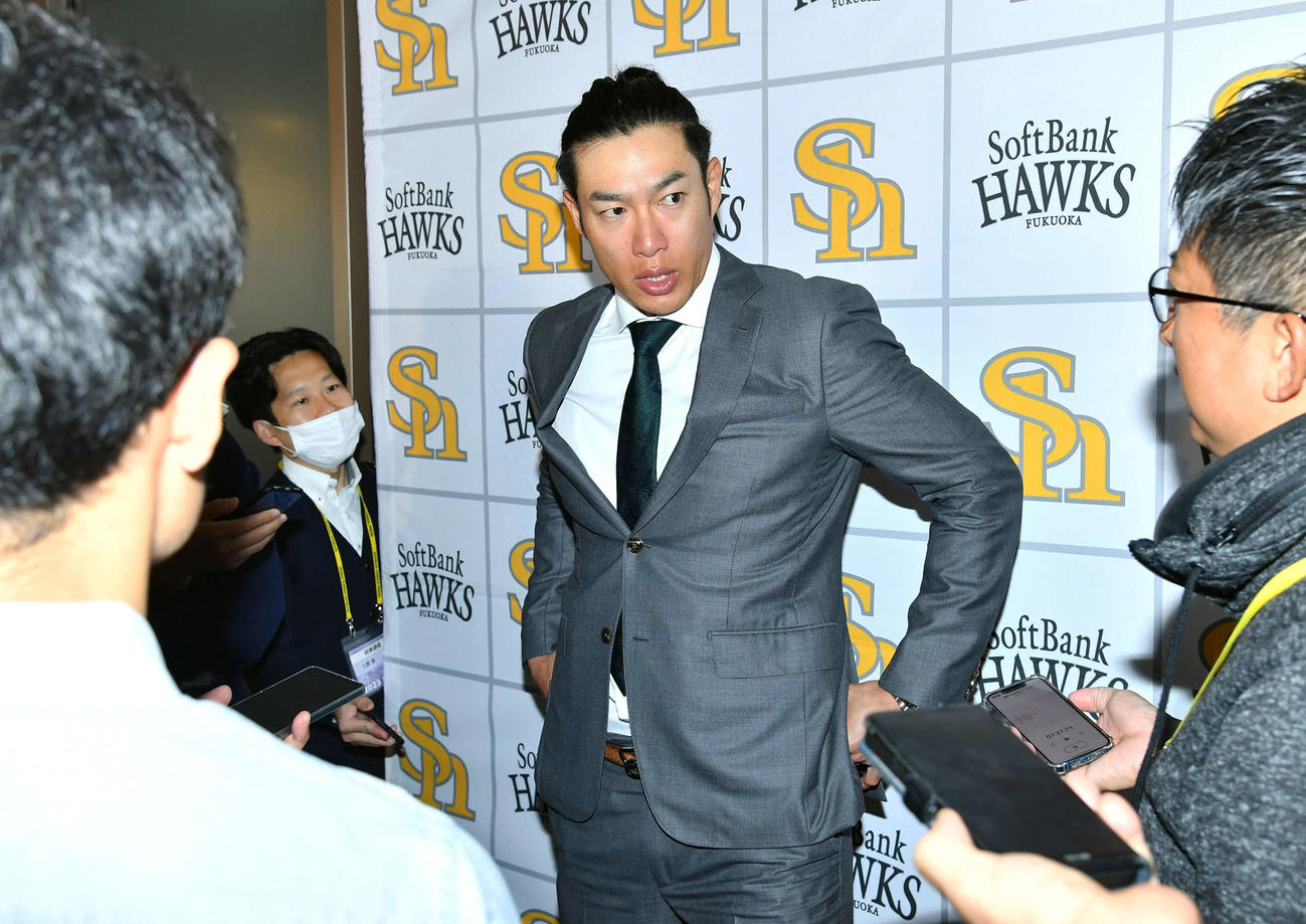 契約更改後の会見を終えて囲み取材を受ける柳田（撮影・岩下翔太）