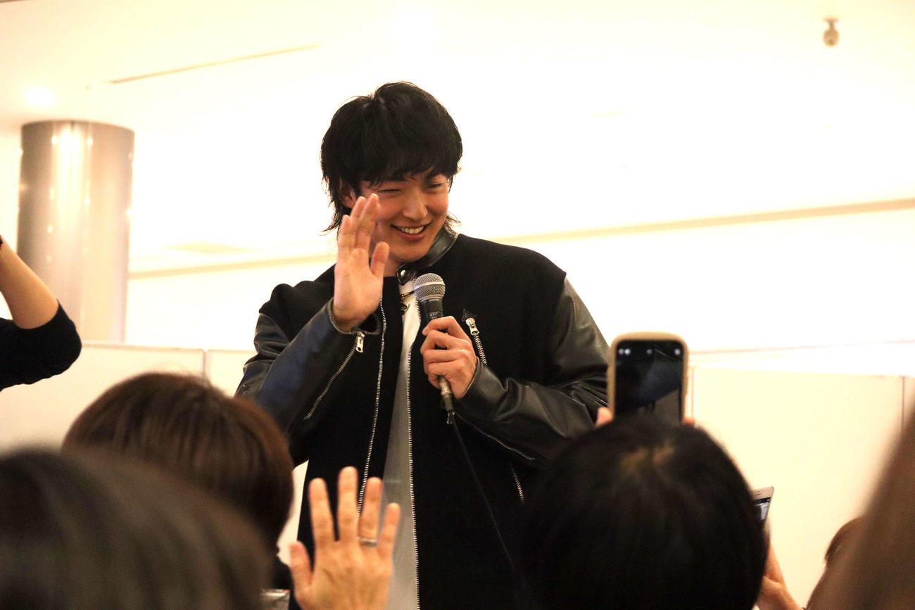 ファンに手を振るオリックス山崎颯（撮影・村松万里子）