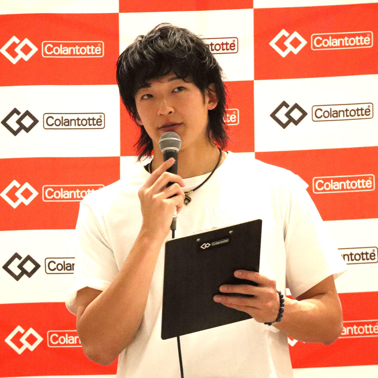 トークショーでクイズを読み上げるオリックス山崎颯（撮影・村松万里子）