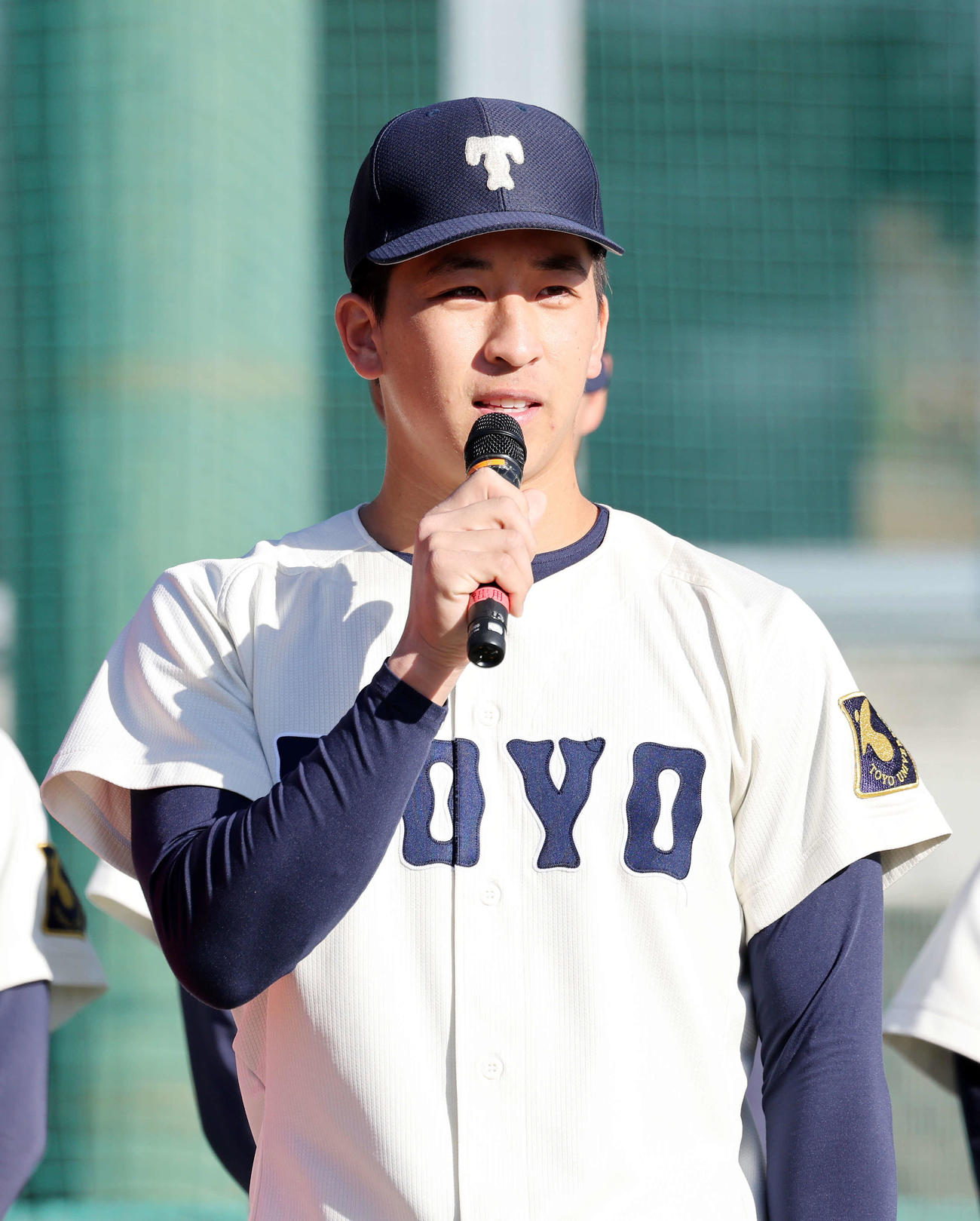 子供たちにあいさつする日本ハムドラフト1位の東洋大・細野（撮影・鈴木正人）