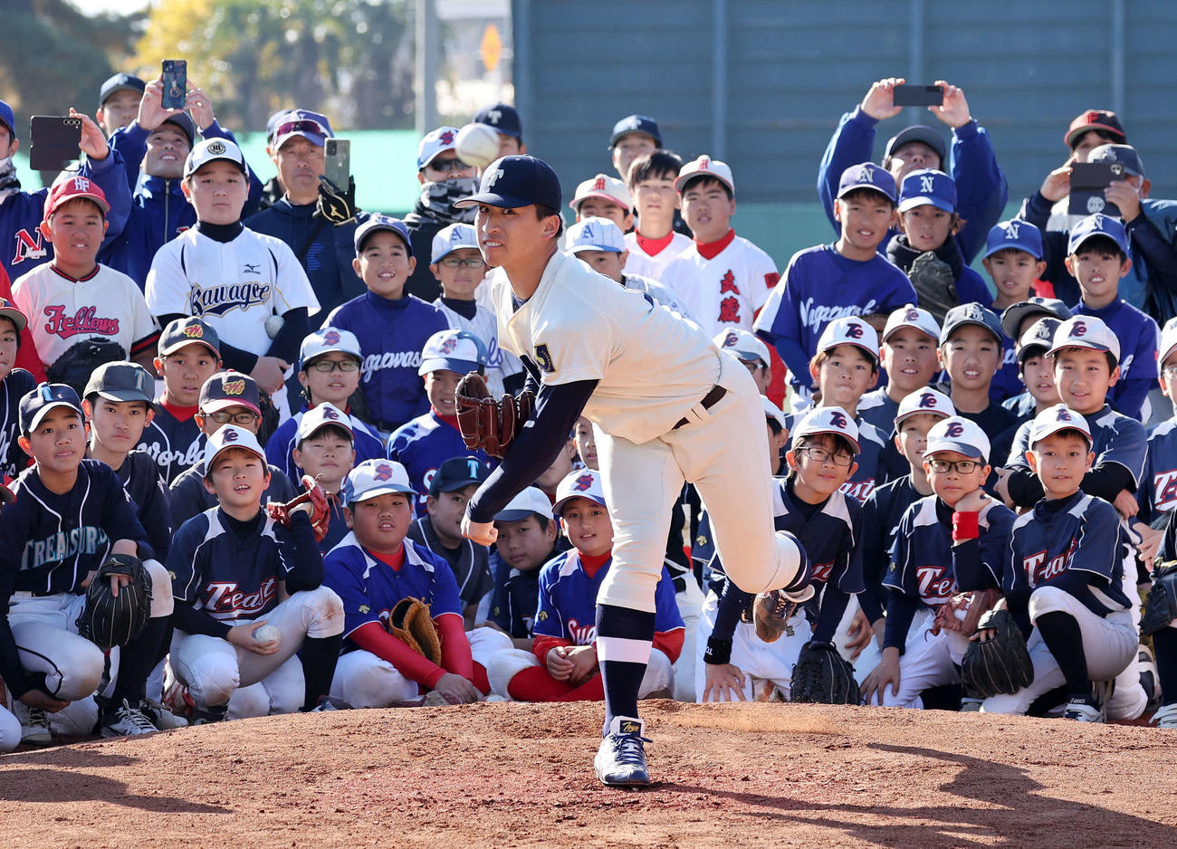 子供たちに投球を披露する日本ハムドラフト1位の東洋大・細野（撮影・鈴木正人）