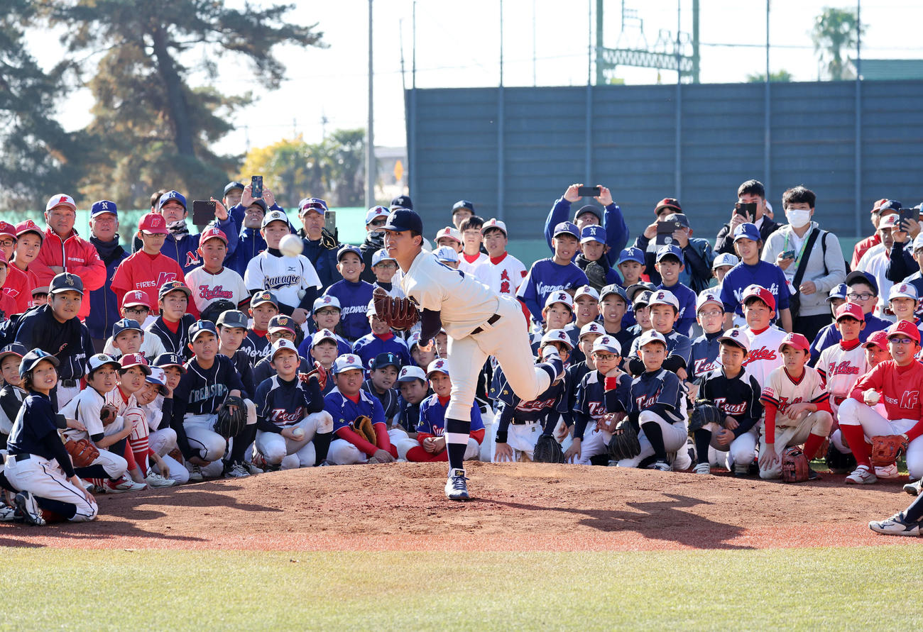 子供たちに投球を披露する日本ハムドラフト1位の東洋大・細野（撮影・鈴木正人）