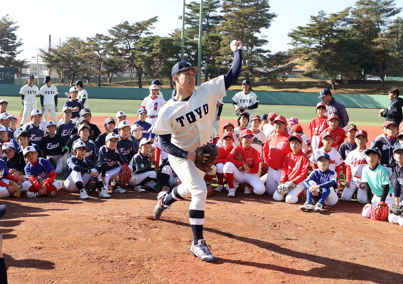 子供たちに投球を披露する日本ハムドラフト1位の東洋大・細野（撮影・鈴木正人）