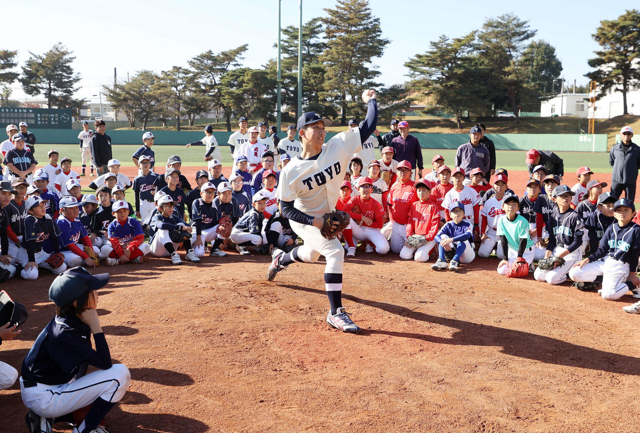 子供たちに投球を披露する日本ハムドラフト1位の東洋大・細野（撮影・鈴木正人）