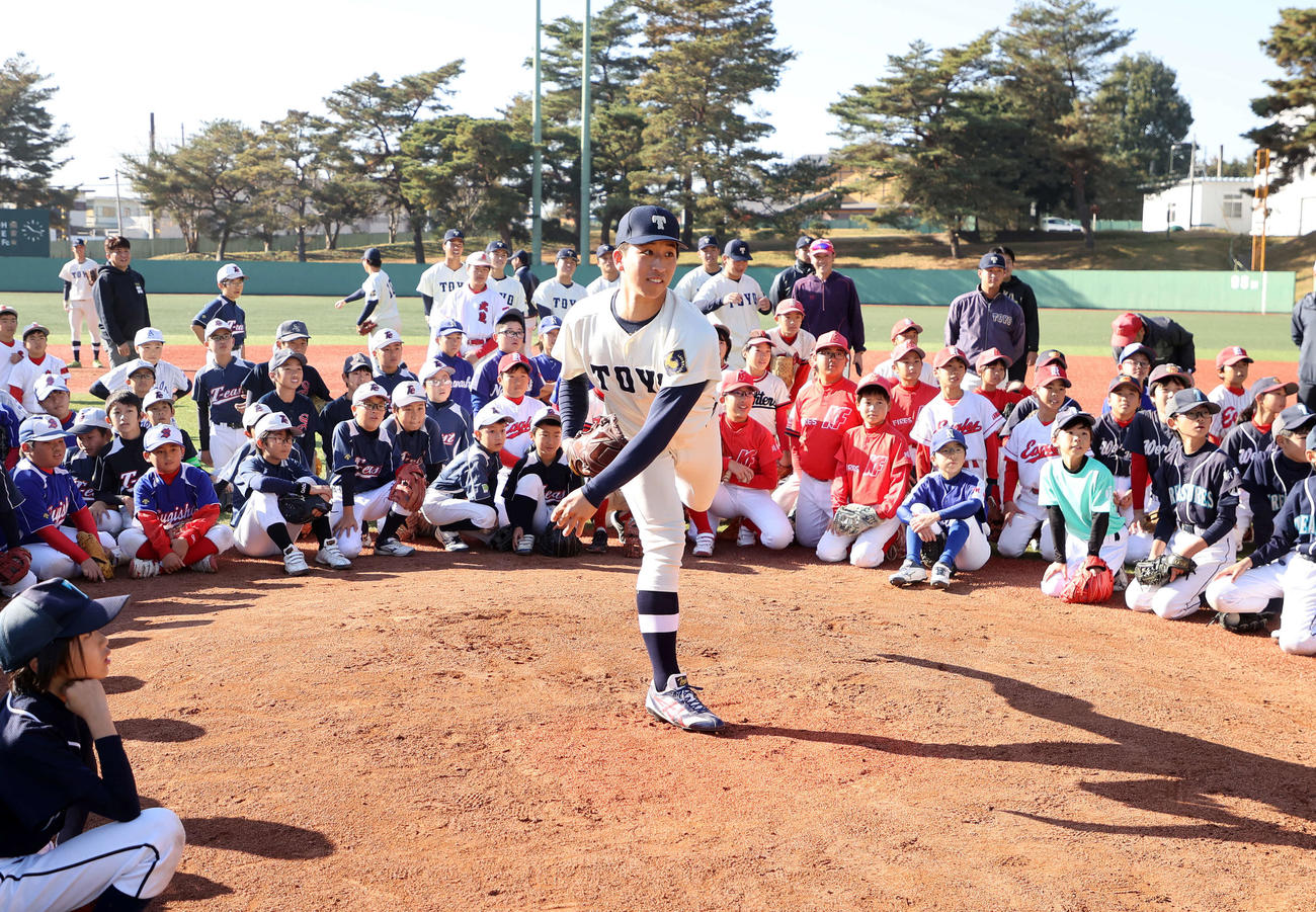 子供たちに投球を披露する日本ハムドラフト1位の東洋大・細野（撮影・鈴木正人）