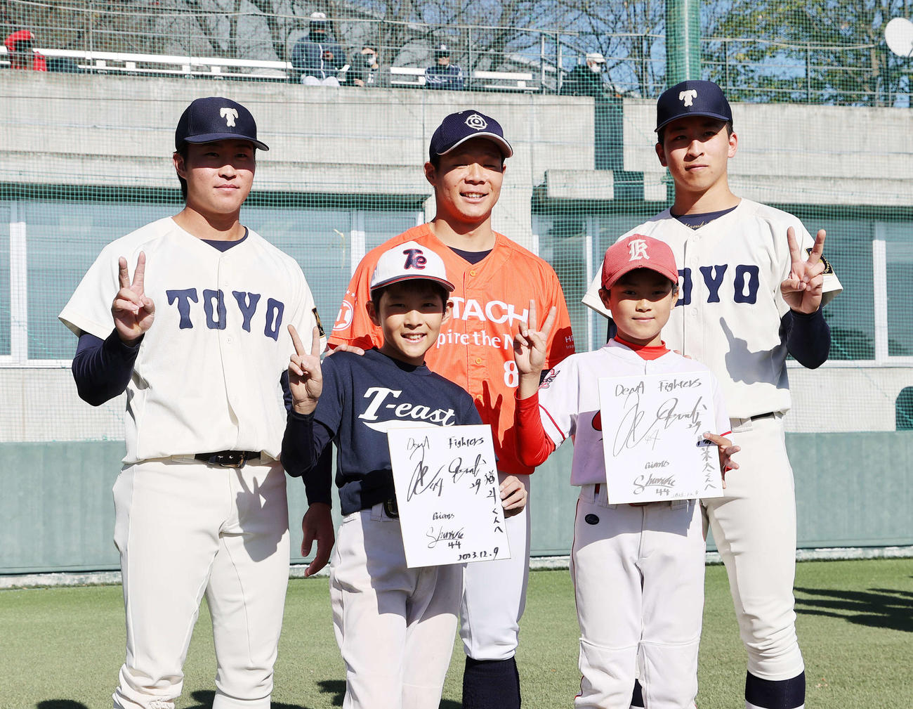 子供たちと写真に納まる、左からDeNAドラフト4位の東洋大・石上、巨人ドラフト3位の日立製作所・佐々木、日本ハムドラフト1位の東洋大・細野（撮影・鈴木正人）