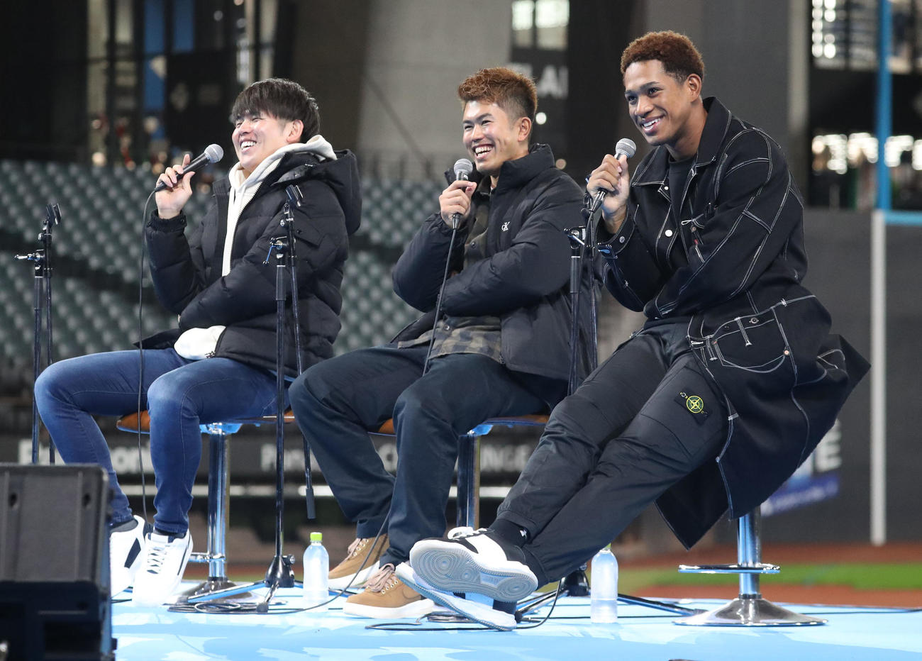 ファンミーティングのトークショーに参加する日本ハム清水、今川、万波（撮影・佐藤翔太）