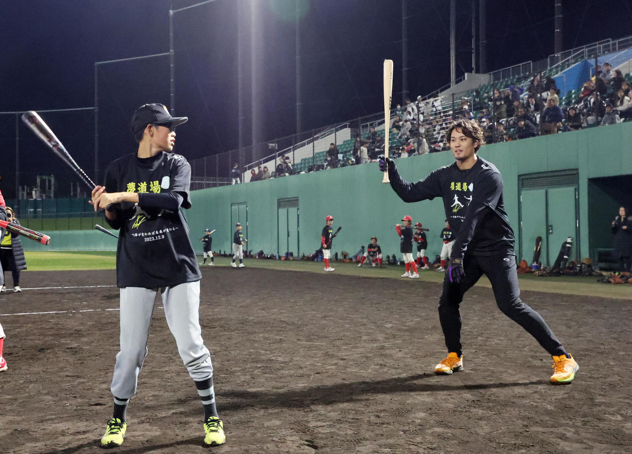 野球教室「夢道場」で素振りする子どもにアドバイスを送る藤浪（撮影・加藤哉）