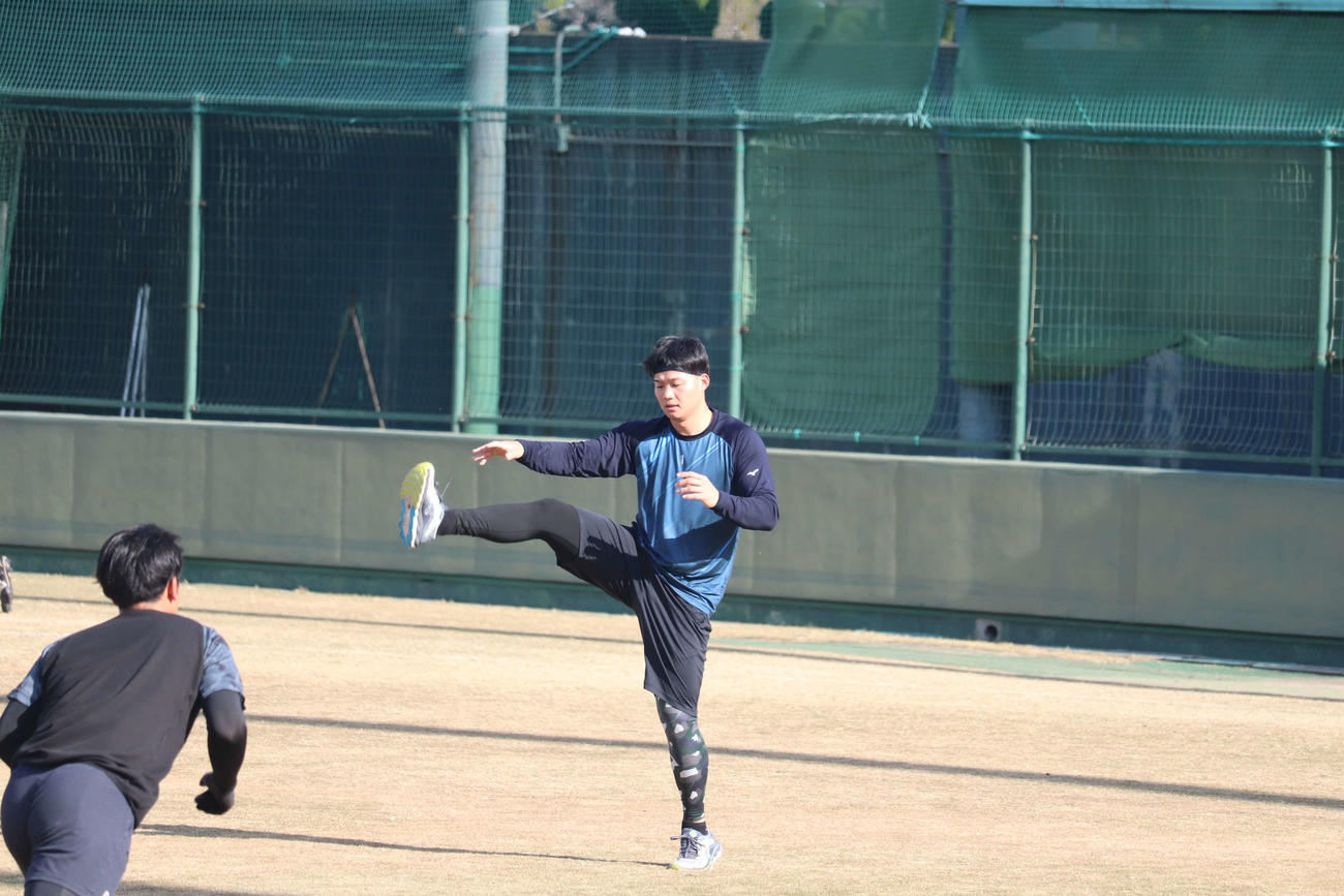 鳴尾浜で汗を流す阪神森下翔太