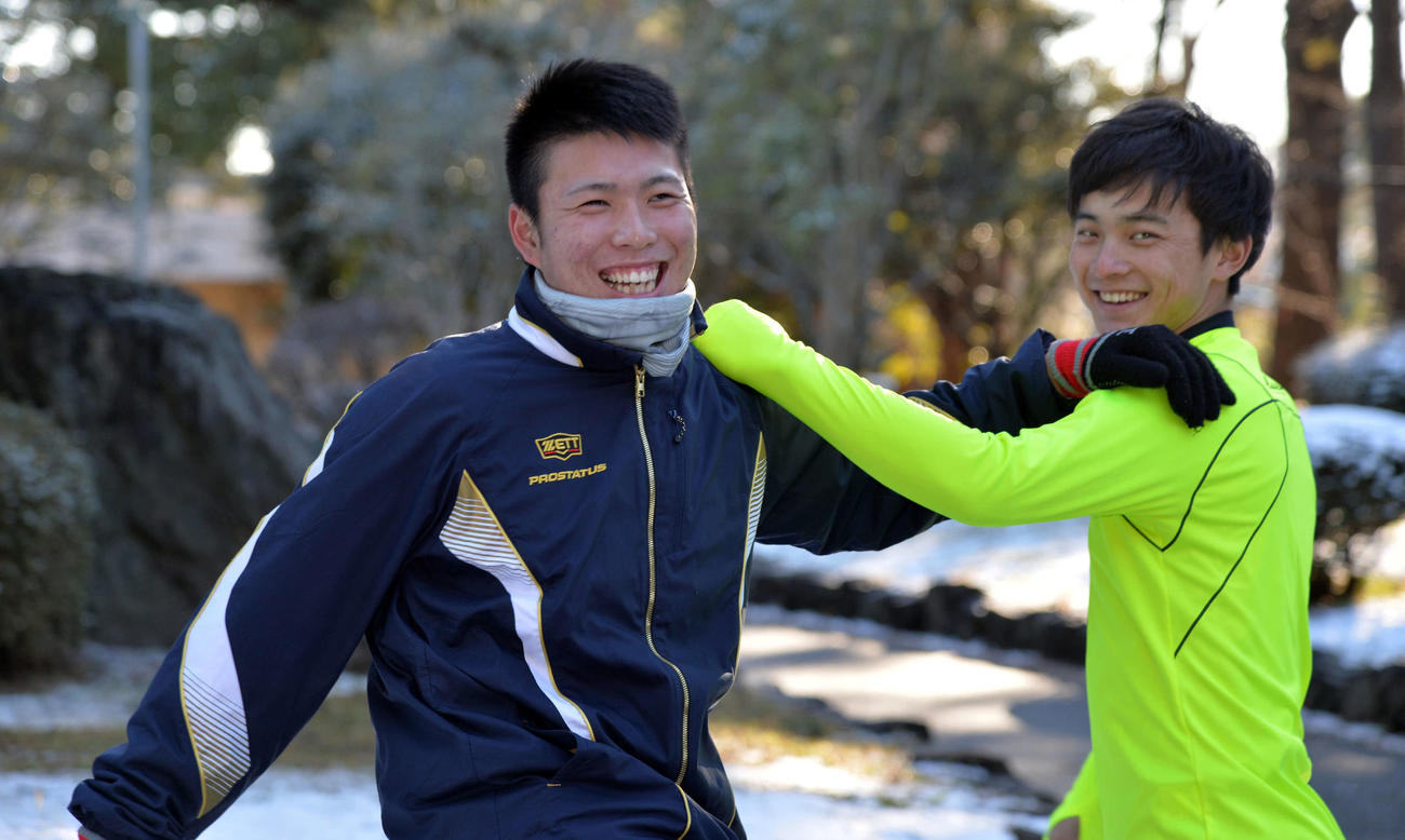 2018年1月、雪の残る中、仙台で自主トレを行った馬場皐輔（左）と熊谷敬宥は笑顔を見せる