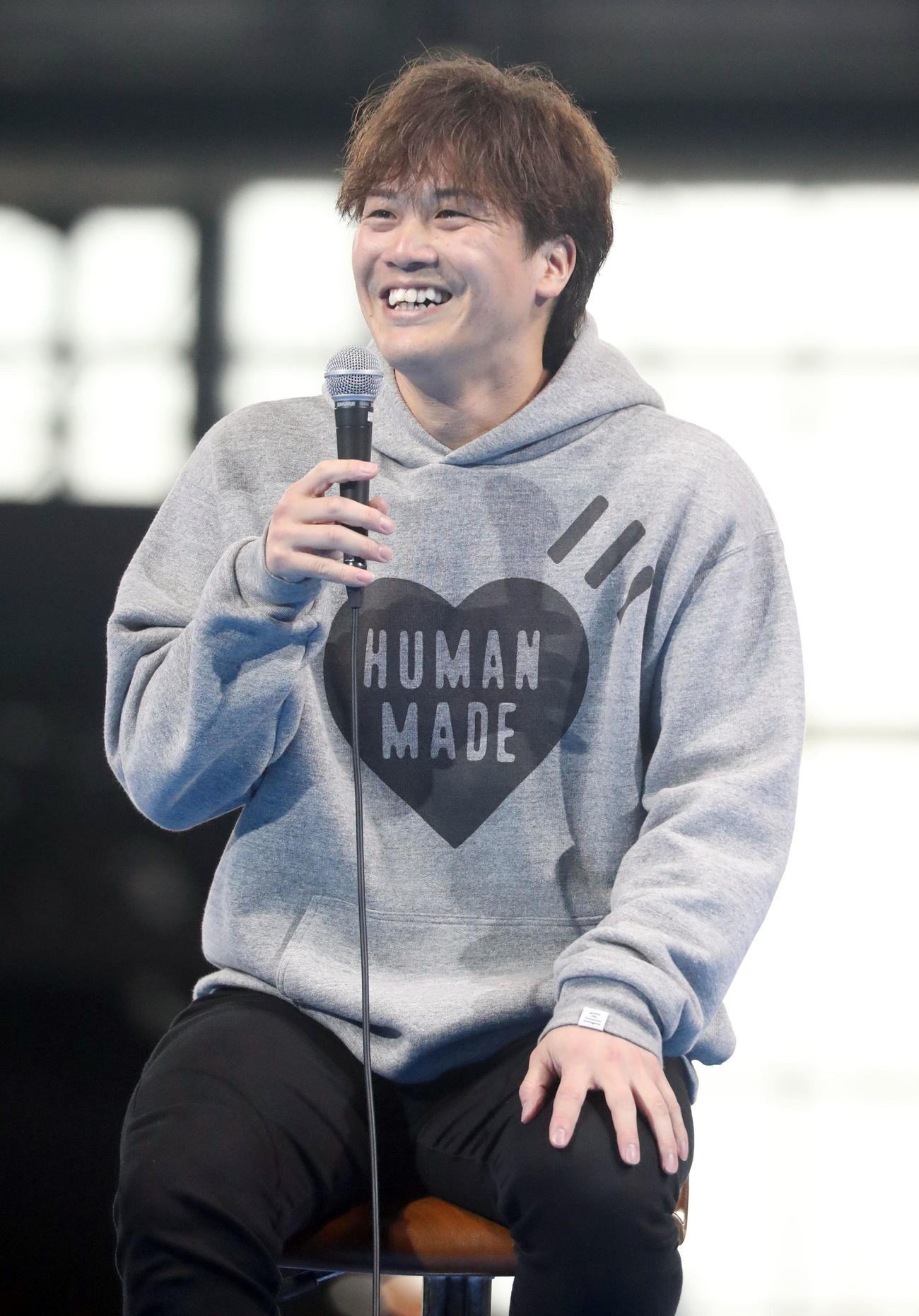 ファンミーティングのトークショーで話す日本ハム伏見（撮影・佐藤翔太）