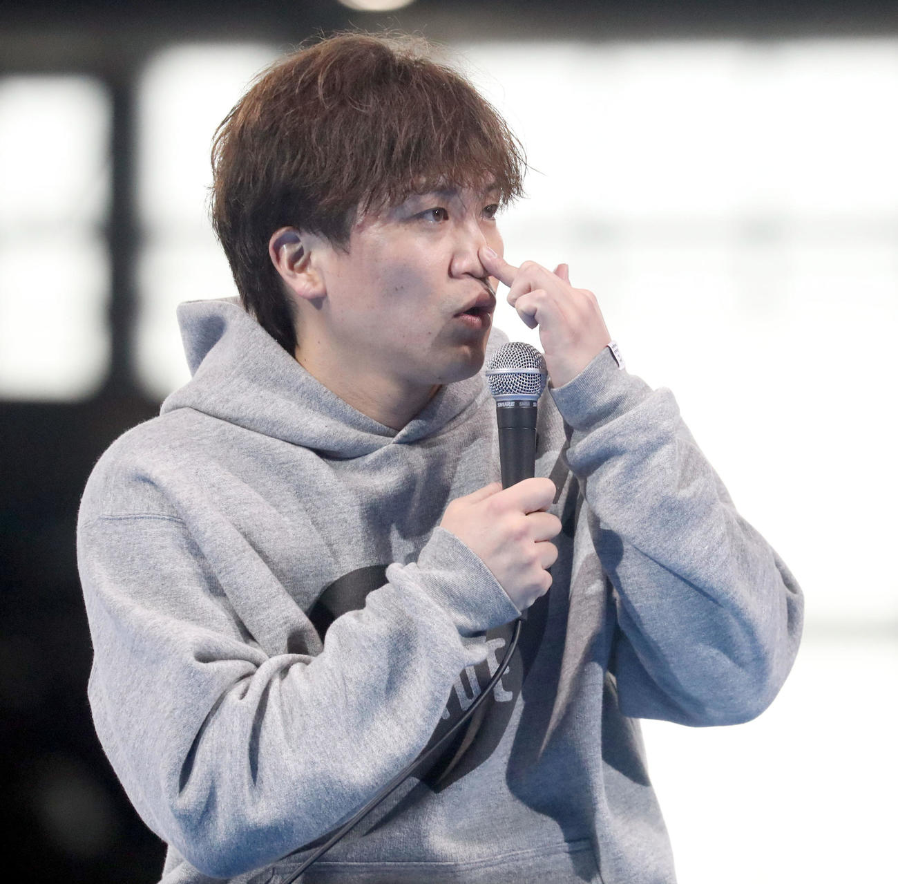 ファンミーティングのトークショーで自身の鼻の骨がないことを話す日本ハム伏見（撮影・佐藤翔太）
