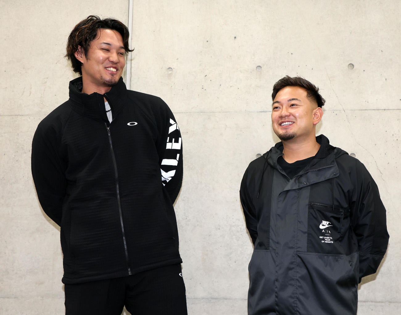 野球教室「夢道場」の前に会見し笑顔を見せる藤浪（左）と森（撮影・加藤哉）