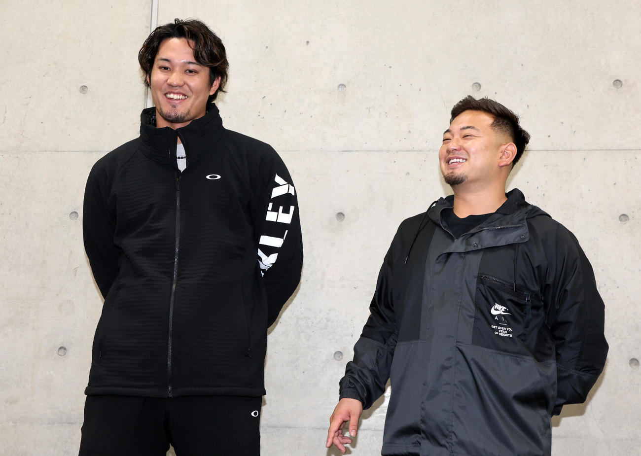 野球教室「夢道場」の前に会見し笑顔を見せる藤浪（左）と森（撮影・加藤哉）