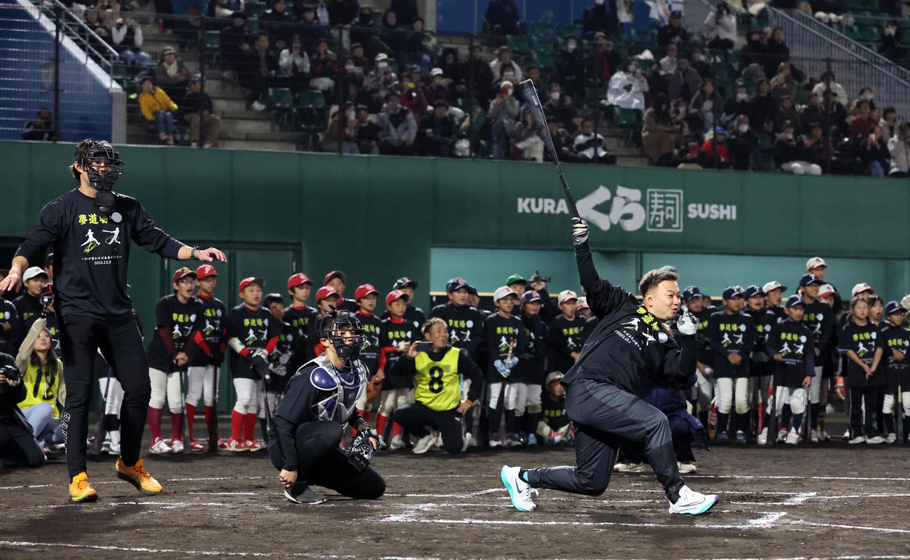 野球教室で小学生との1打席対決を行い三振する森。左は審判の藤浪（撮影・加藤哉）