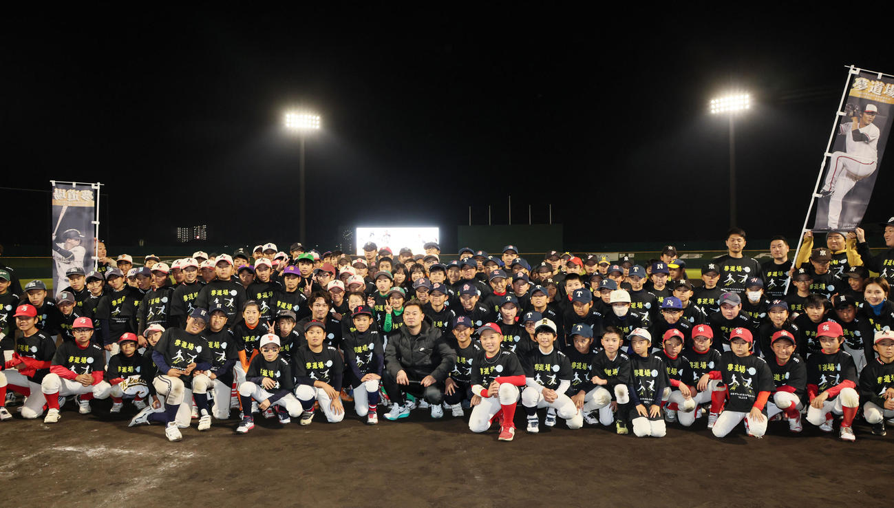 野球教室を終え記念写真に納まる藤浪（左）と森（撮影・加藤哉）