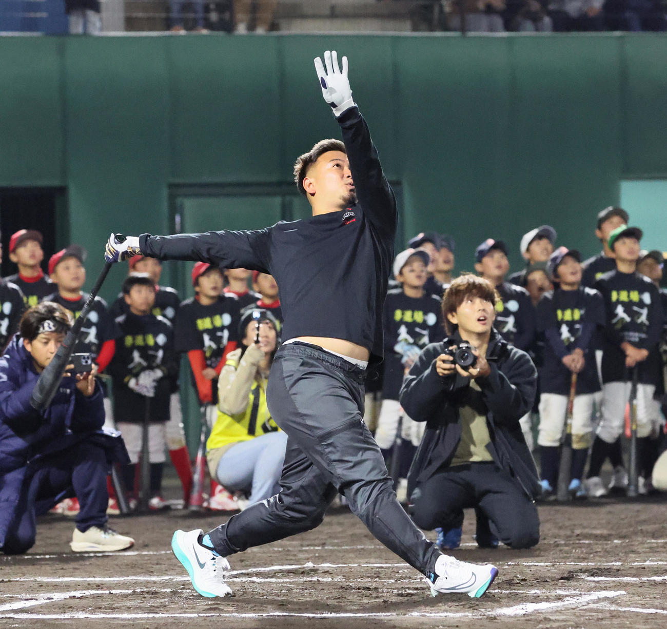 野球教室「夢道場」でロングティー打撃を披露する森（撮影・加藤哉）