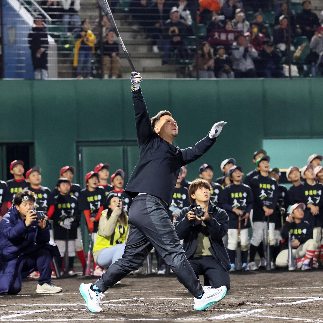 野球教室「夢道場」でロングティー打撃を披露する森（撮影・加藤哉）