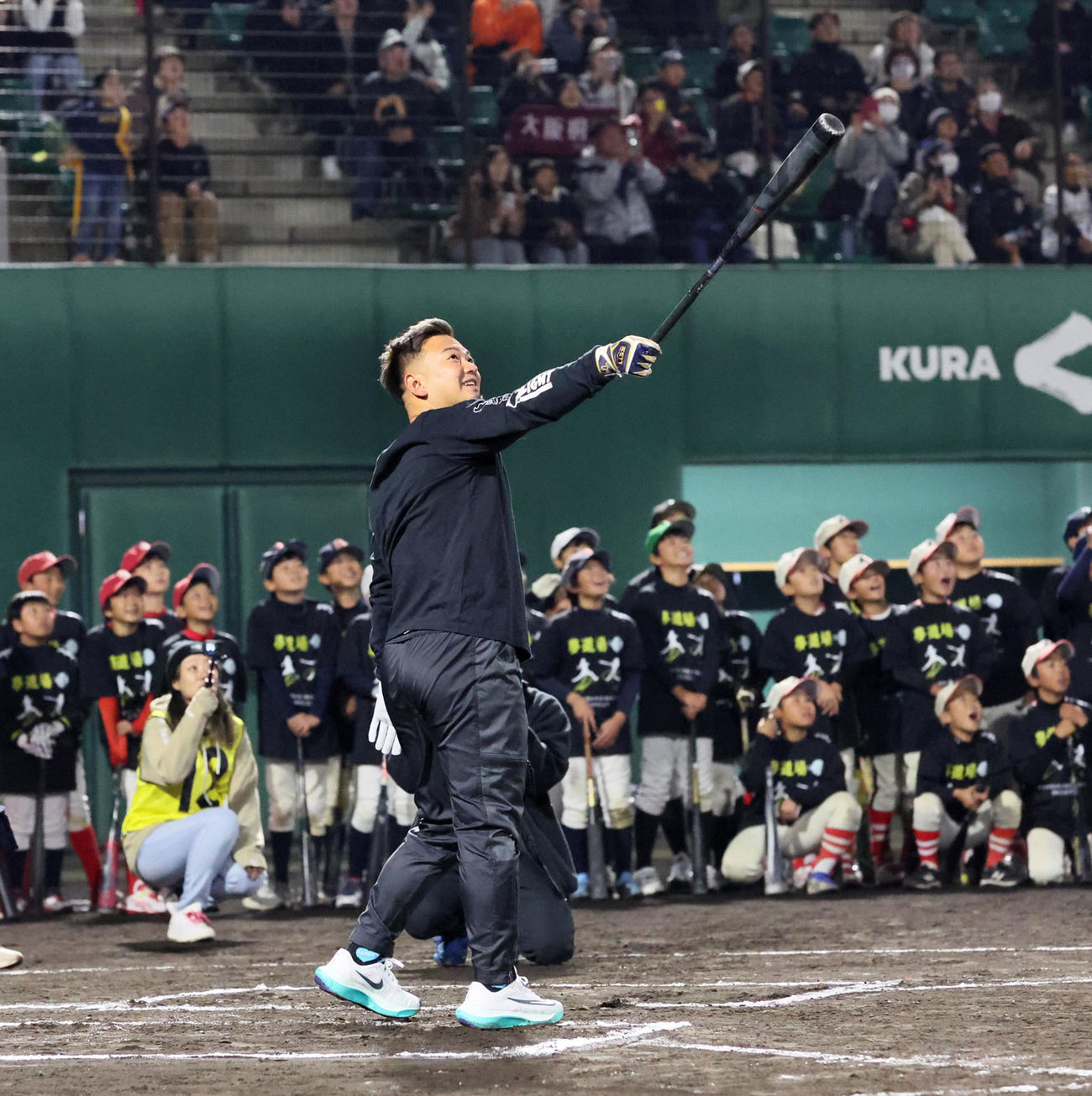 野球教室「夢道場」でロングティー打撃を披露するオリックス森（撮影・加藤哉）