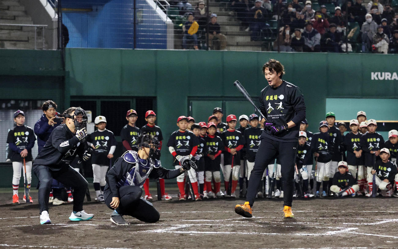 野球教室で小学生との1打席対決を行い三振する藤浪。左は審判の森（撮影・加藤哉）