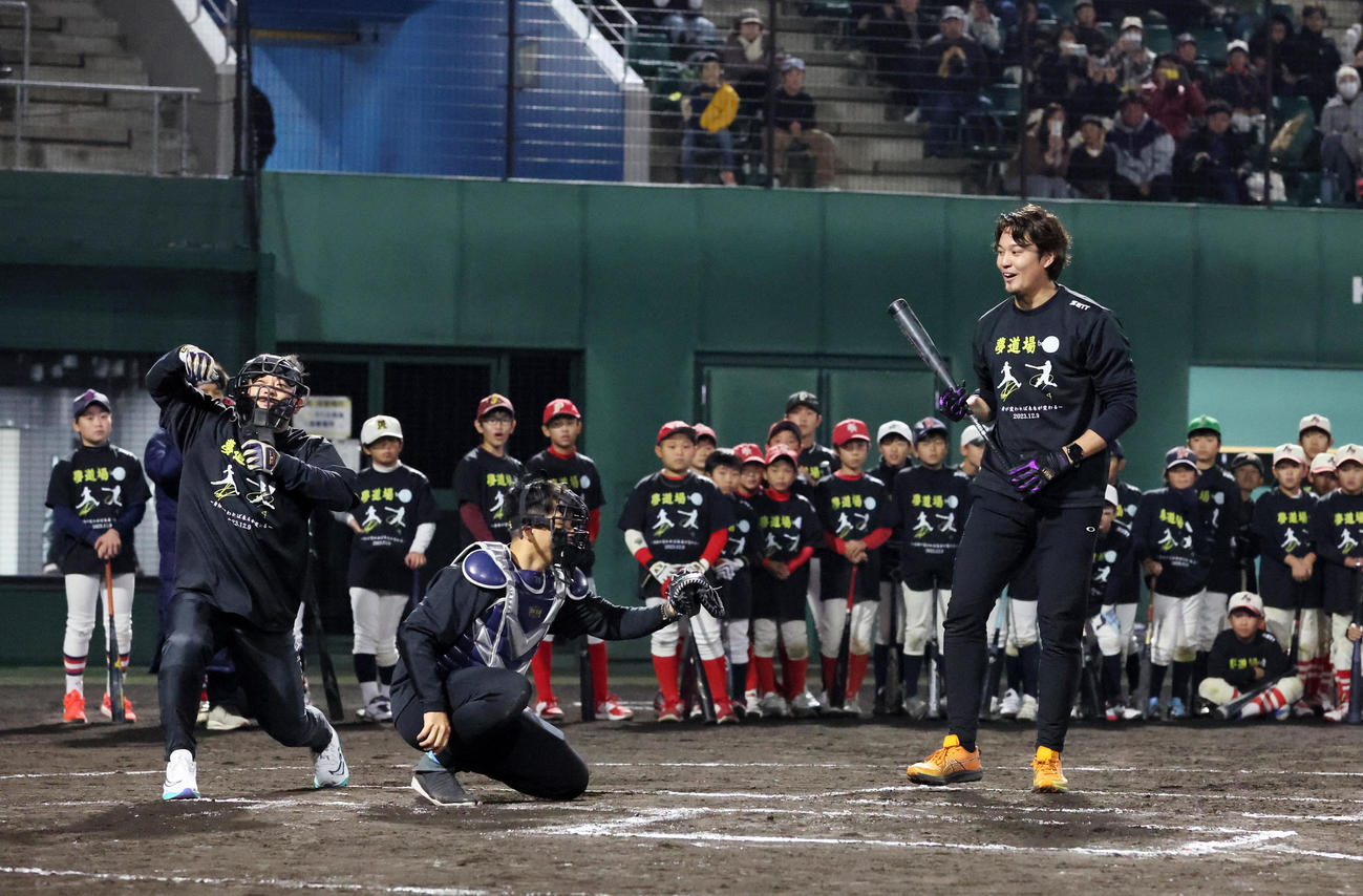 野球教室で小学生との1打席対決を行い三振する藤浪。左は審判の森（撮影・加藤哉）